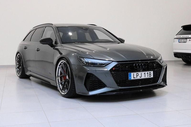Grå Begagnad 2024 Audi RS6 Performance Kombi | 1 449 000 kr (Dyr) - Bild 1/4