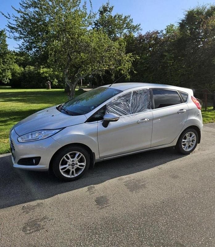 Grå Begagnad 2016 Ford Fiesta Titanium Halvkombi | 16 000 kr - Bild 1/4
