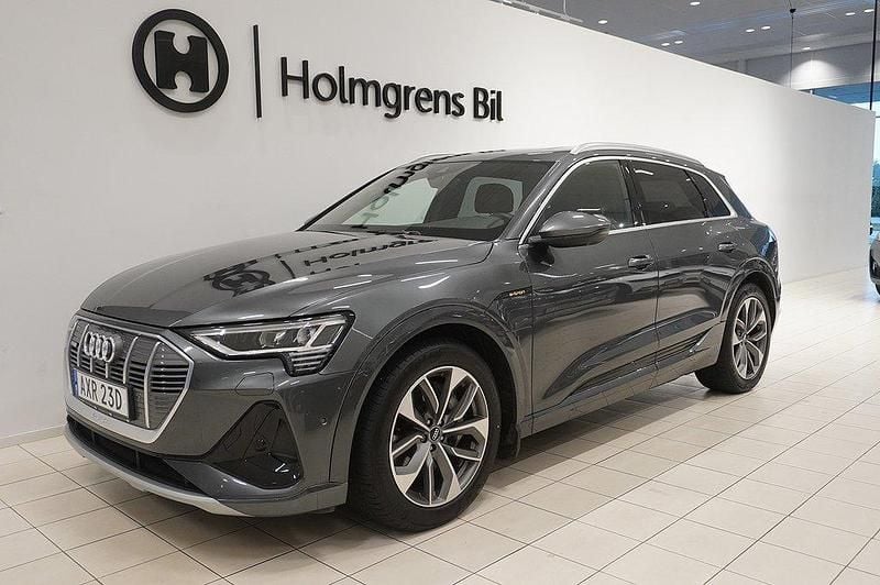 Grå Begagnad 2020 Audi e-tron S-Line SUV | 419 900 kr (Marknadspris) - Bild 1/4
