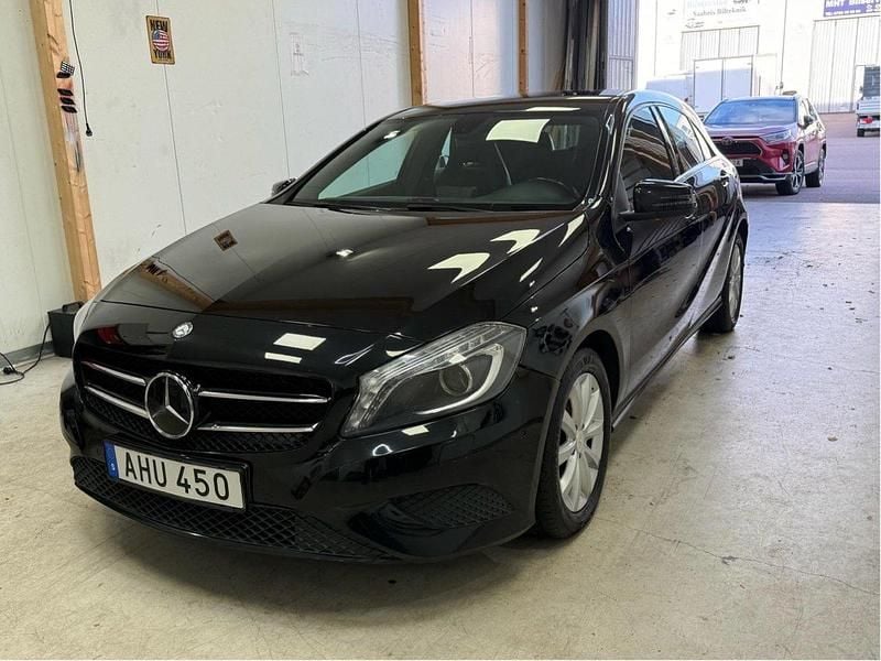 Svart Begagnad 2014 Mercedes A200 Style Halvkombi | 115 000 kr (Marknadspris) - Bild 1/4