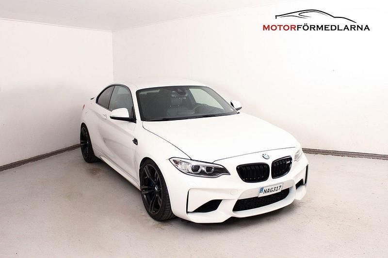 Vit Begagnad 2017 BMW M2 Sport Line Sportkupé | 424 900 kr (Marknadspris) - Bild 1/4