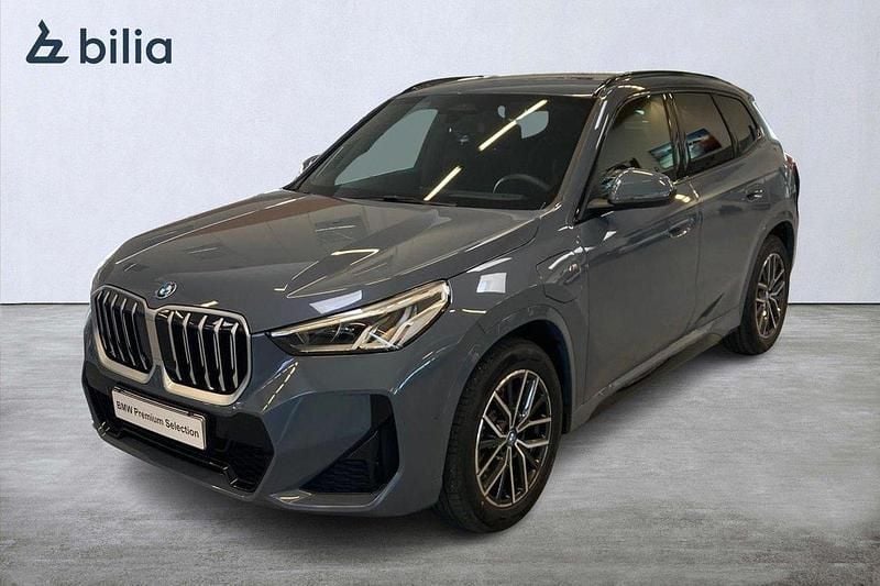 Grå Begagnad 2024 BMW X1 M Sport SUV | 524 000 kr (Marknadspris) - Bild 1/4