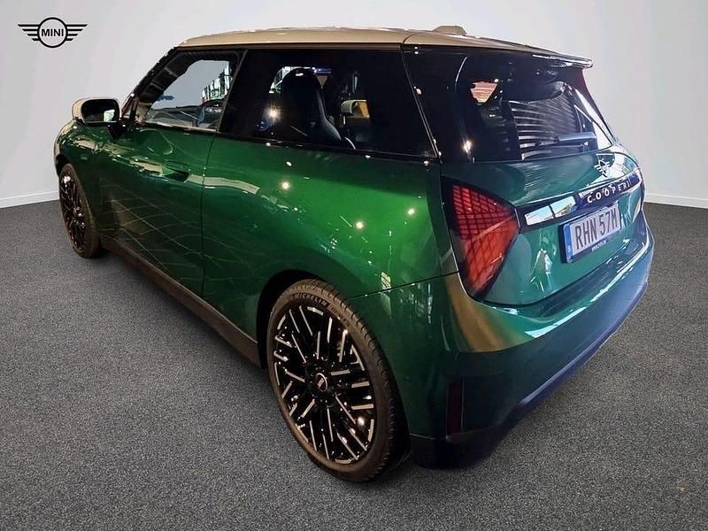 Begagnad Mini Cooper 136 kW (186 HK) 2024 Grön Halvkombi