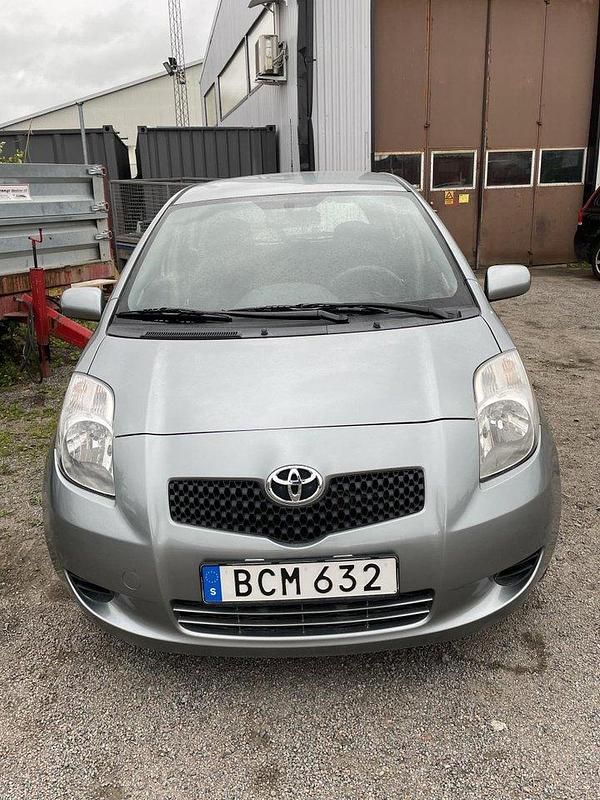 Silver Begagnad 2006 Toyota Yaris Halvkombi | 18 000 kr (Marknadspris) - Bild 1/4