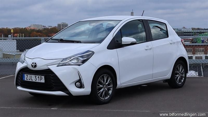 Vit Begagnad 2019 Toyota Yaris Halvkombi | 109 900 kr (Bra pris) - Bild 1/4