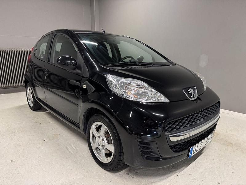 Svart Begagnad 2010 Peugeot 107 Halvkombi | 64 900 kr (Lite dyr) - Bild 1/4