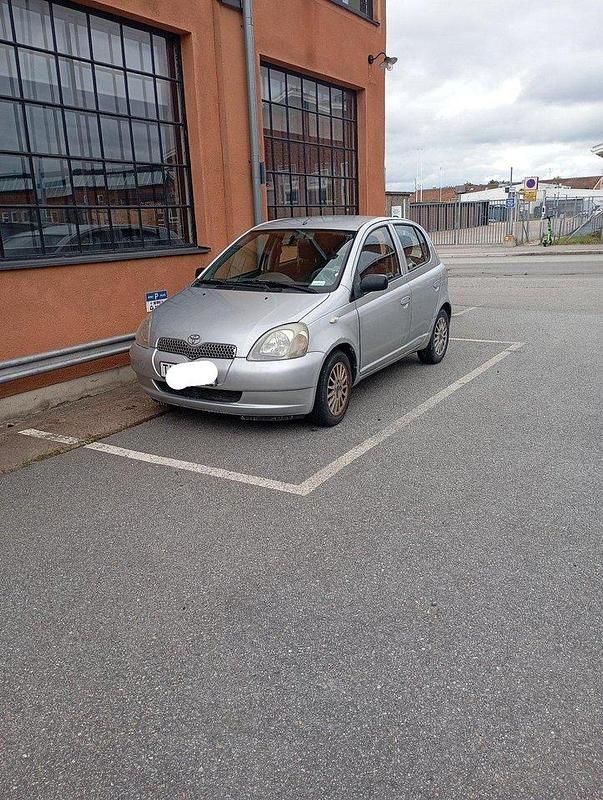 Silver Begagnad 2003 Toyota Yaris Halvkombi | 19 900 kr (Marknadspris) - Bild 1/4