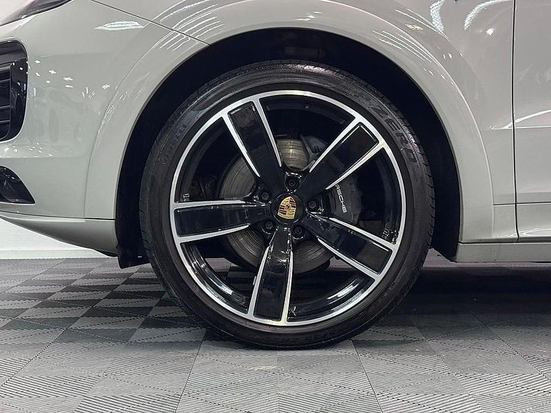 Begagnad Porsche Cayenne Coupe Platinum Edition 340 HK (250 kW) 2022 Ljusgrå Sportkupé