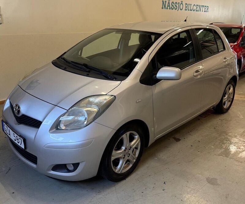 Silver Begagnad 2010 Toyota Yaris Halvkombi | 34 900 kr (Bra pris) - Bild 1/4