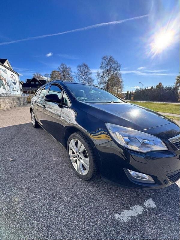 Svart Begagnad 2012 Opel Astra Enjoy Kombi | 25 000 kr (Marknadspris) - Bild 1/4