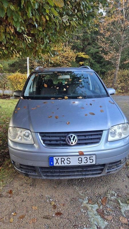 Blå Begagnad 2006 VW Touran Highline Minibuss | 15 000 kr (Marknadspris) - Bild 1/4