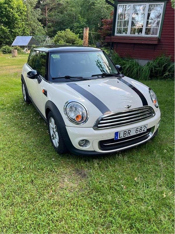 Vit Begagnad 2011 Mini Cooper Halvkombi | 64 000 kr (Lite dyr) - Bild 1/4