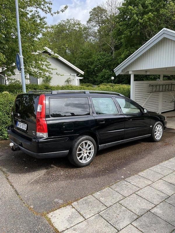 Svart Begagnad 2005 Volvo V70 Kinetic Kombi | 28 000 kr (Marknadspris) - Bild 1/4
