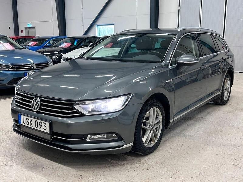 Grå Begagnad 2016 VW Passat GT Kombi | 139 700 kr (Marknadspris) - Bild 1/4