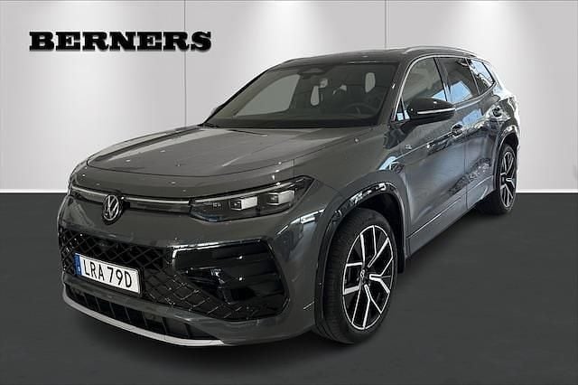 Grå Begagnad 2025 VW Tayron R-line SUV | 609 000 kr - Bild 1/4