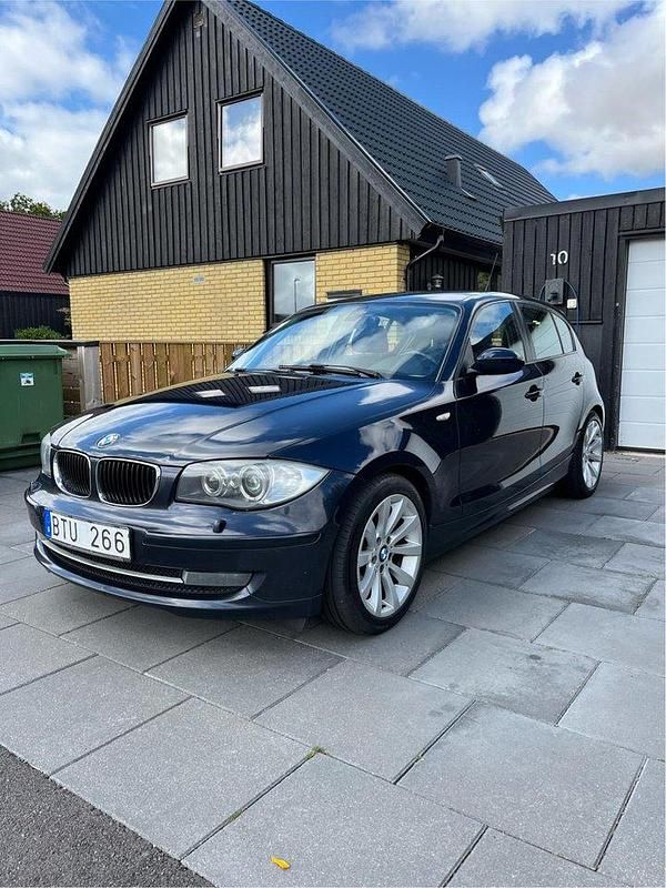 Blå Begagnad 2008 BMW 120 Advantage Halvkombi | 59 900 kr (Marknadspris) - Bild 1/4