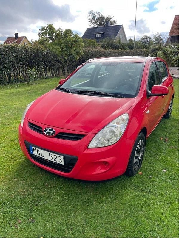 Röd Begagnad 2012 Hyundai i20 Select Halvkombi | 36 500 kr (Bra pris) - Bild 1/4