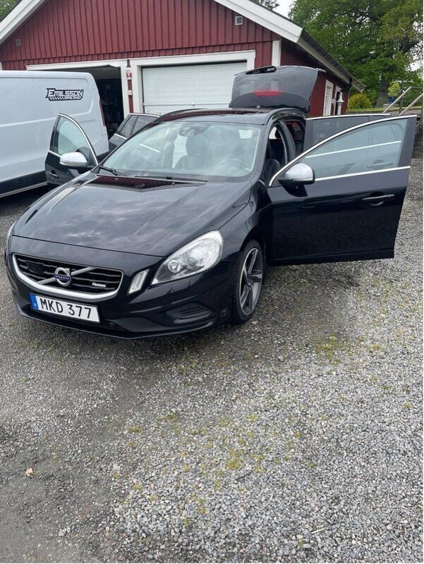 Svart Begagnad 2012 Volvo V60 R-Design Kombi | 139 000 kr (Bra pris) - Bild 1/4