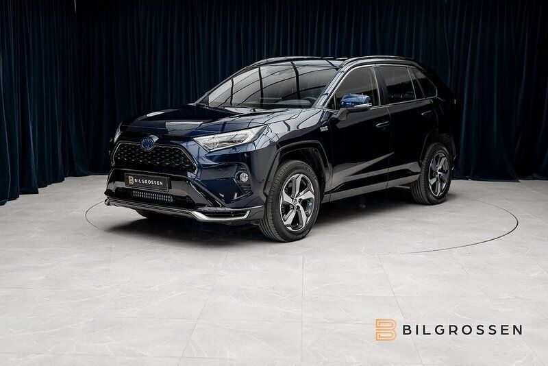 Mörkblå Begagnad 2021 Toyota RAV4 Hybrid Active SUV | 389 900 kr (Bra pris) - Bild 1/4