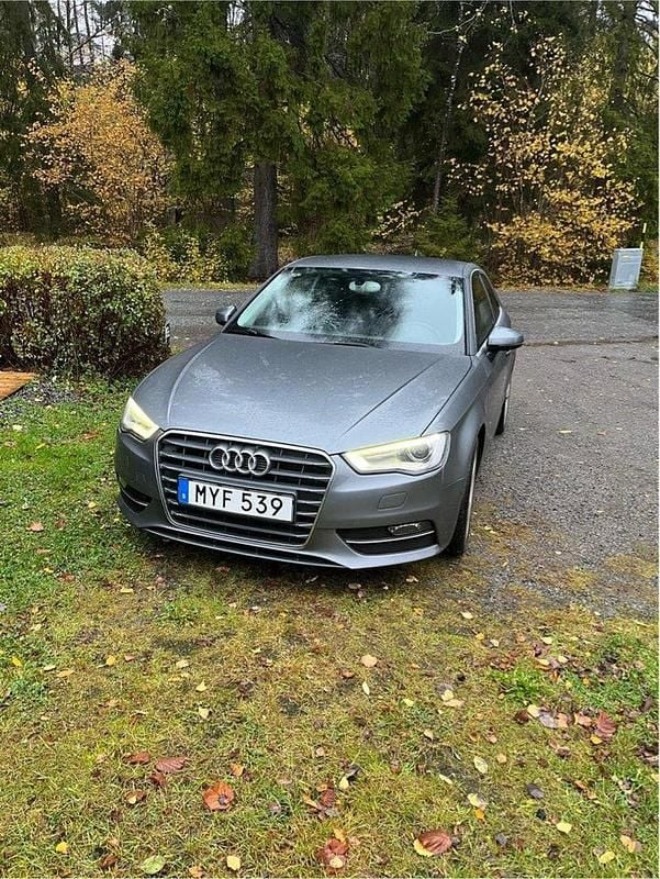 Grå Begagnad 2013 Audi A3 Ambition Halvkombi | 98 000 kr (Marknadspris) - Bild 1/4