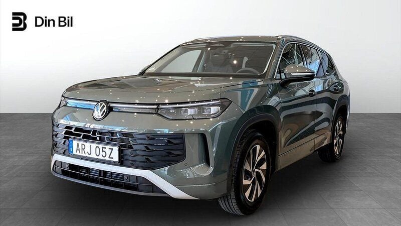 Grön (cipressinogreen metallic) Ny 2025 VW Tayron Life SUV | 528 600 kr (Marknadspris) - Bild 1/4