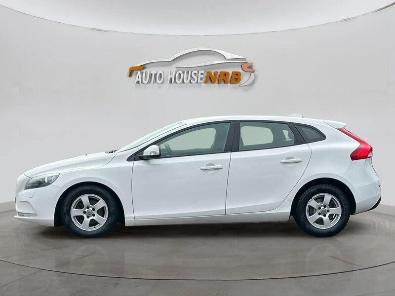 Vit Begagnad 2015 Volvo V40 Kinetic Kombi | 104 900 kr (Marknadspris) - Bild 1/4
