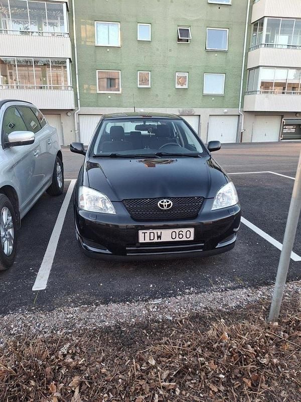 Svart Begagnad 2002 Toyota Corolla Halvkombi | 65 000 kr (Lite dyr) - Bild 1/4
