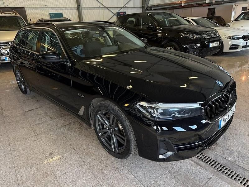 Svart Begagnad 2023 BMW 530 Sport Line Kombi | 269 900 kr - Bild 1/4