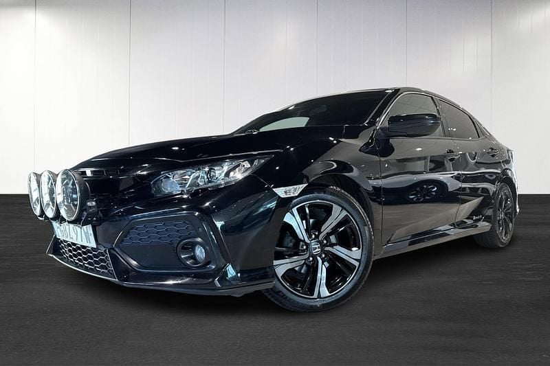 Svart (black) Begagnad 2019 Honda Civic Elegance Halvkombi | 179 900 kr (Marknadspris) - Bild 1/4