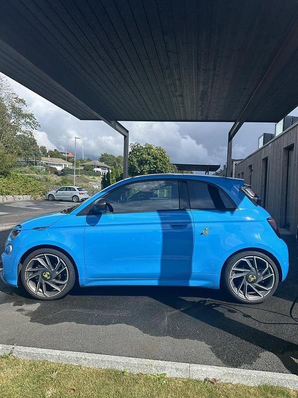 Blå Begagnad 2024 Abarth 500e Halvkombi | 274 000 kr - Bild 1/4