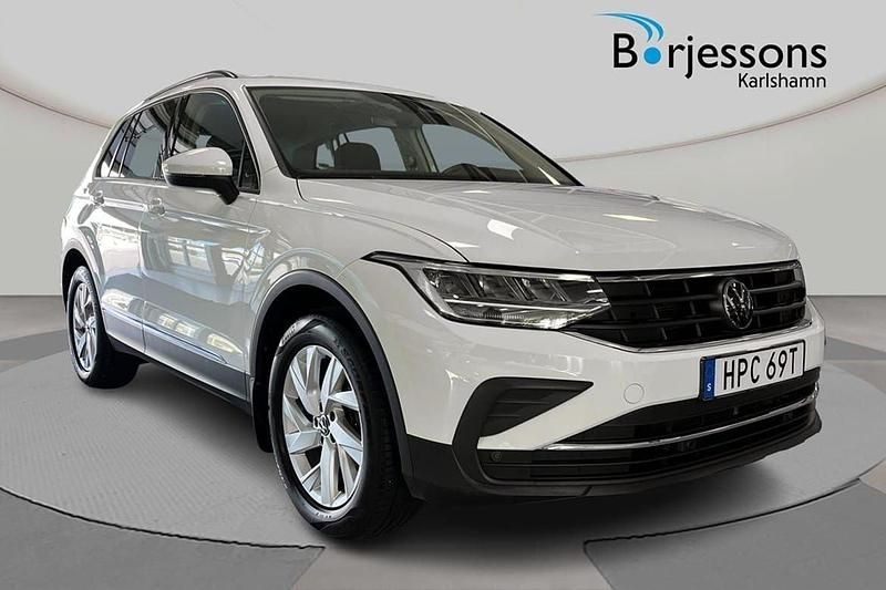 Vit Begagnad 2022 VW Tiguan Life SUV | 284 000 kr (Bra pris) - Bild 1/4