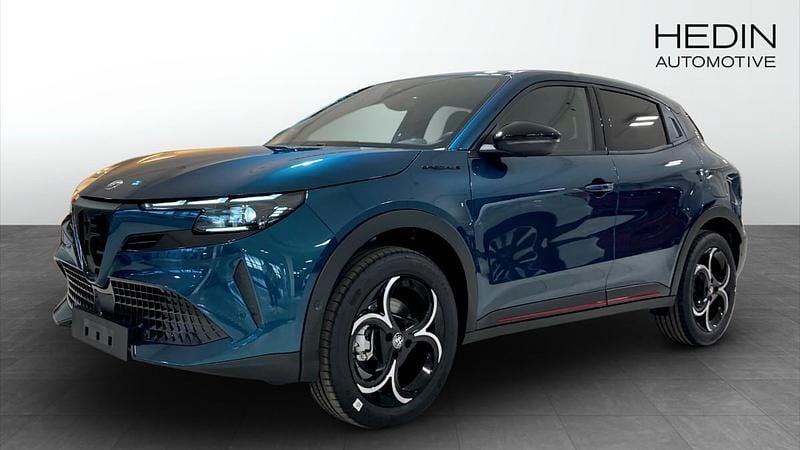 Blå (blue) Ny 2025 Alfa Romeo Junior Edizione Speciale SUV | 393 800 kr - Bild 1/4