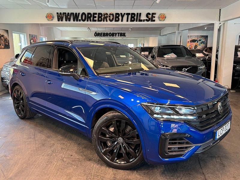 Blå Begagnad 2021 VW Touareg R SUV | 578 900 kr (Marknadspris) - Bild 1/4
