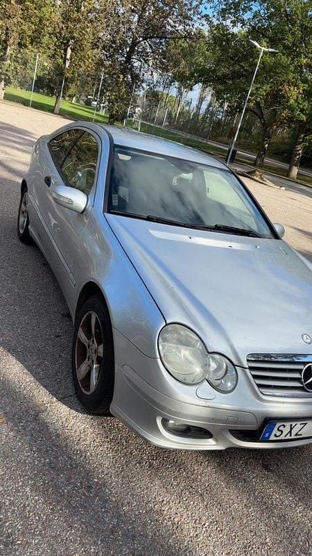 Silver Begagnad 2007 Mercedes C180 Sportkupé | 33 000 kr (Bra pris) - Bild 1/4