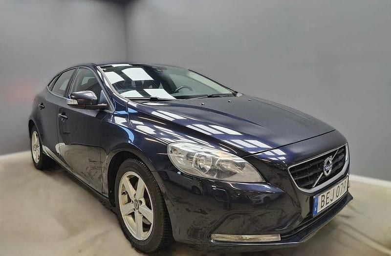 Mörkblå (blå) Begagnad 2016 Volvo V40 Kinetic Kombi | 99 900 kr (Bra pris) - Bild 1/4