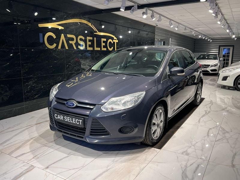 Grå Begagnad 2014 Ford Focus Trend Halvkombi | 39 900 kr (Marknadspris) - Bild 1/4