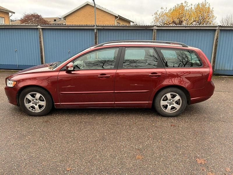 Röd Begagnad 2011 Volvo V50 Momentum Kombi | 93 000 kr (Marknadspris) - Bild 1/4