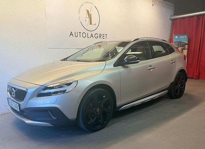 Ljusgul Begagnad 2016 Volvo V40 CC Summum Kombi | 199 700 kr - Bild 1/4