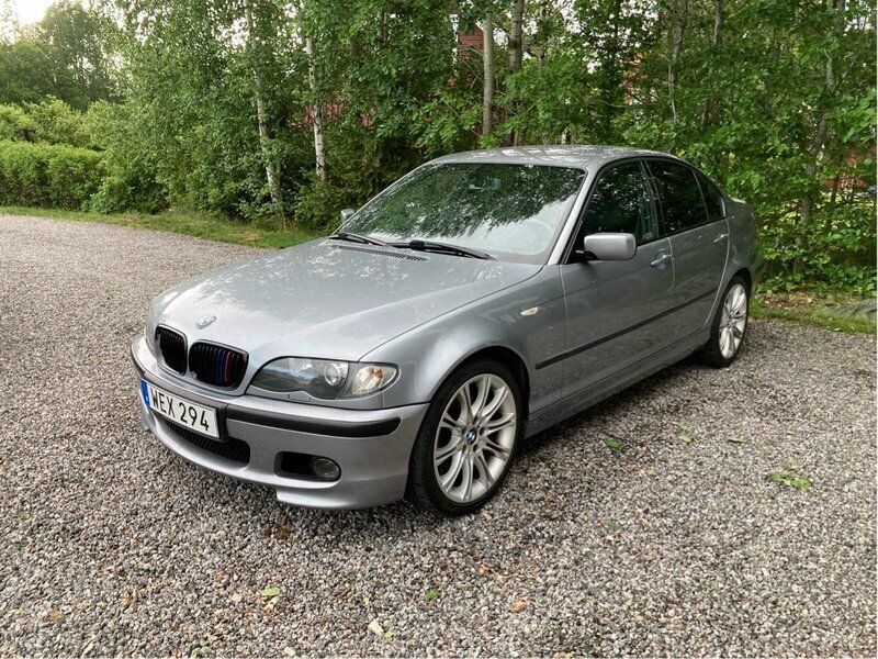 Grå Begagnad 2005 BMW 325 M Sport Sedan | 79 900 kr (Marknadspris) - Bild 1/4