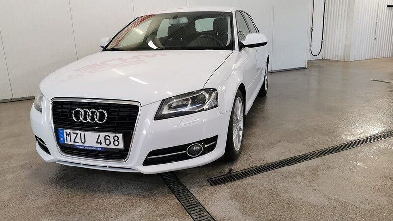 Vit Begagnad 2012 Audi A3 Sportback Comfort Halvkombi | 89 900 kr (Marknadspris) - Bild 1/4
