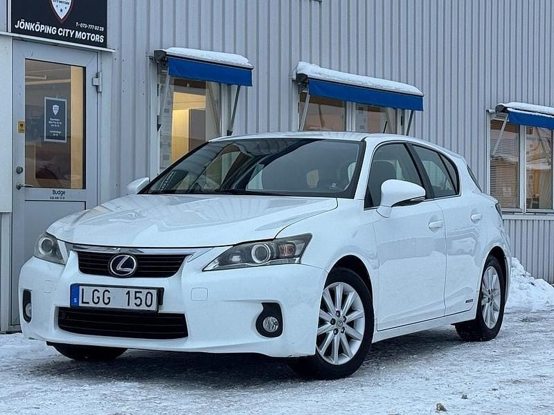 Vit Begagnad 2011 Lexus CT200h Executive Line Halvkombi | 124 900 kr (Marknadspris) - Bild 1/4
