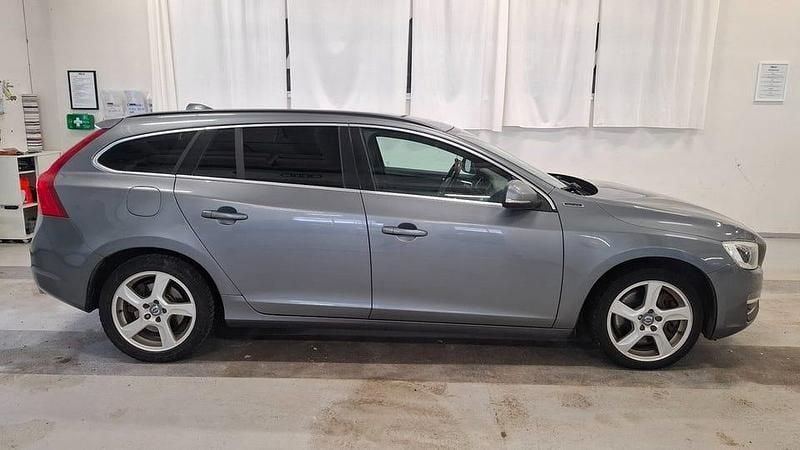 Begagnad Volvo V60 Momentum 231 HK (169 kW) 2016 Grå Kombi