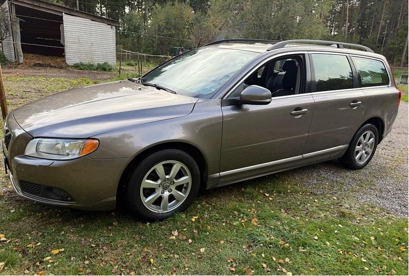 Grå Begagnad 2012 Volvo V70 Momentum Kombi | 134 900 kr (Lite dyr) - Bild 1/4