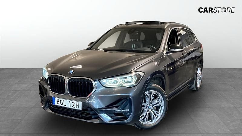 Grå Begagnad 2022 BMW X1 SUV | 329 900 kr - Bild 1/4