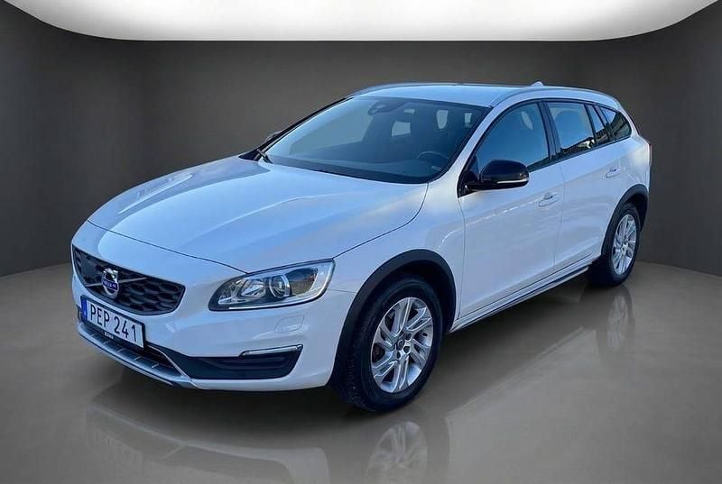 Begagnad Volvo V60 CC Momentum 190 HK (139 kW) 2017 Vit Kombi