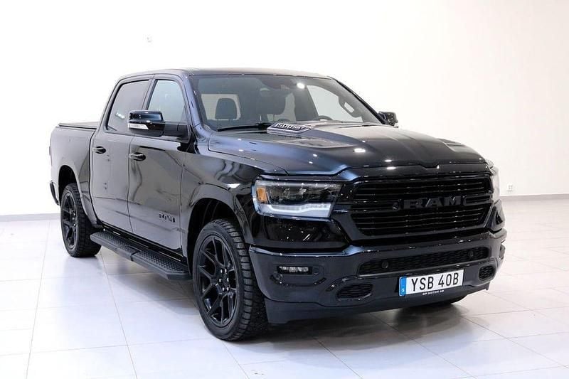 Svart (svart metallic ) Begagnad 2022 Dodge Ram Pickup | 799 900 kr (Lite dyr) - Bild 1/4