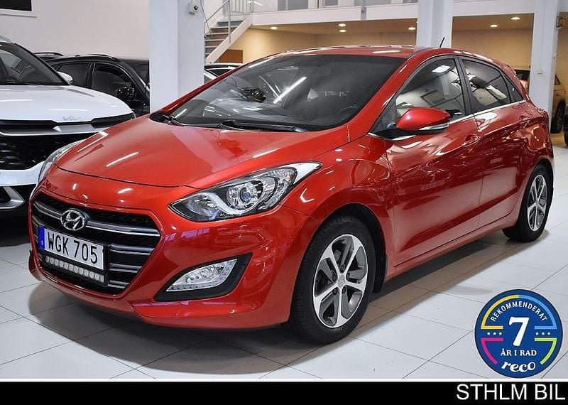 Röd (ultimate red ) Begagnad 2016 Hyundai i30 Halvkombi | 124 900 kr (Marknadspris) - Bild 1/4