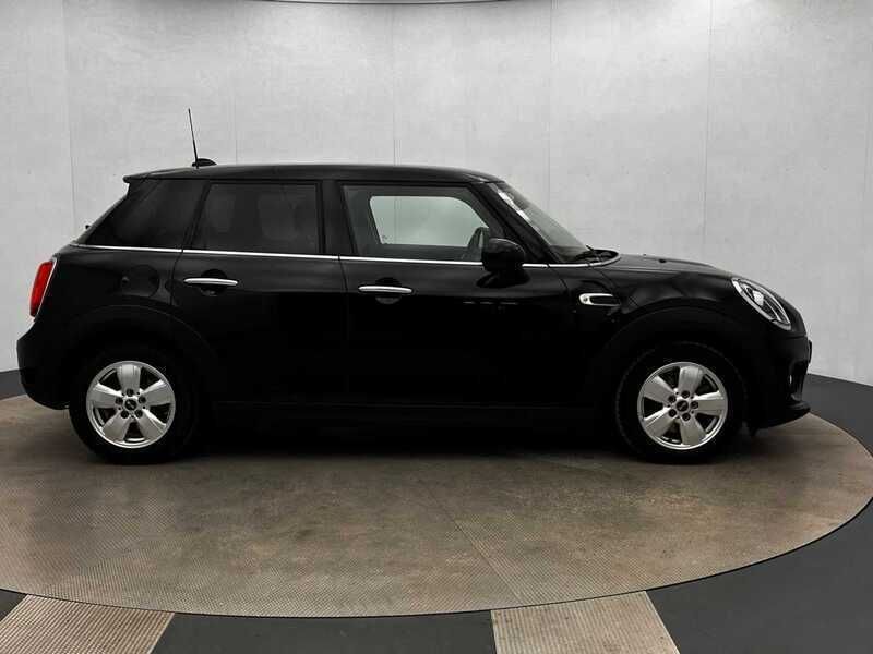 Begagnad Mini Cooper 136 HK (100 kW) 2019 Svart Halvkombi