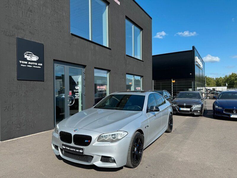 Ljusgrå Begagnad 2011 BMW 550 M Sport Sedan | 279 000 kr - Bild 1/4