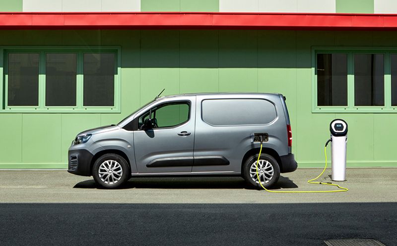 Begagnad Fiat e-Doblò 100 kW (136 HK) 2024 Minibuss